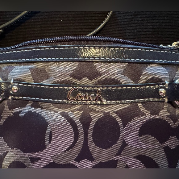 💙🩶Coach Signature Pattern Navy & Silver Wristlet. Leather trim, Silver Hardware. - Picture 8 of 9